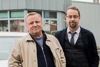 Axel Prahl als Kommissar Thiel (l) und Jan Josef Liefers als Professor Karl-Friedrich Boerne sind die Quotenkönige beim "Tatort".