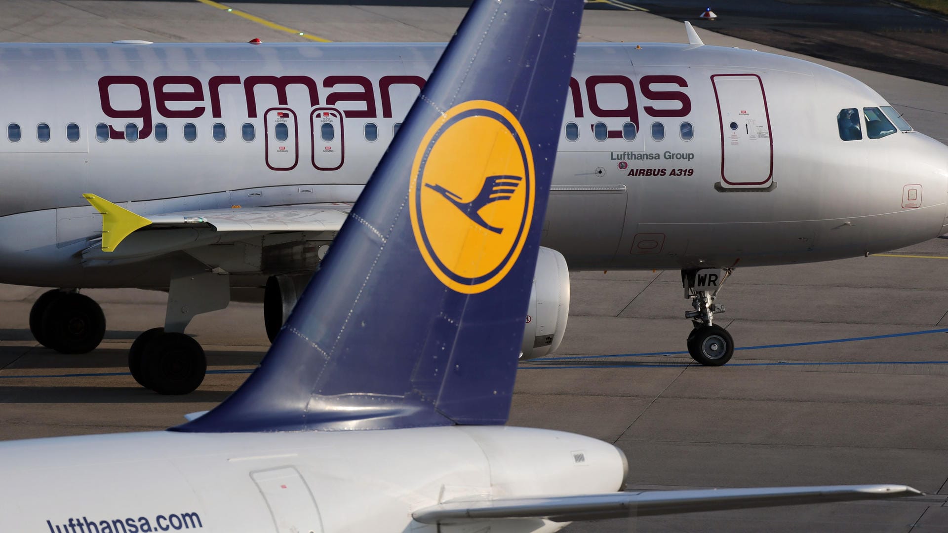 Flugzeuge der Lufthansa und Germanwings: Am Freitag hatte die Kabinengewerkschaft Ufo die Flugbegleiter von Germanwings zu einem dreitägigen Streik ab dem kommenden Montag (30. Dezember) aufgerufen.