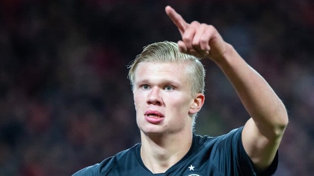 Erling Haaland steht noch bei Red Bull Salzburg unter Vertrag. Erling Haaland steht noch bei Red Bull Salzburg unter Vertrag.