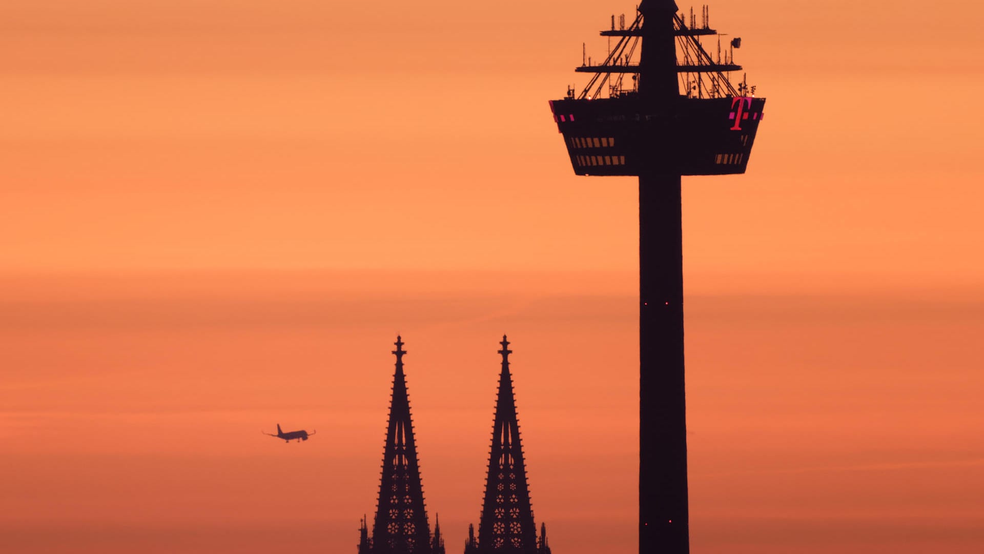 Sonnenaufgang in Köln am Sonntag: Im Norden wird es mild, im Süden eher kühl.