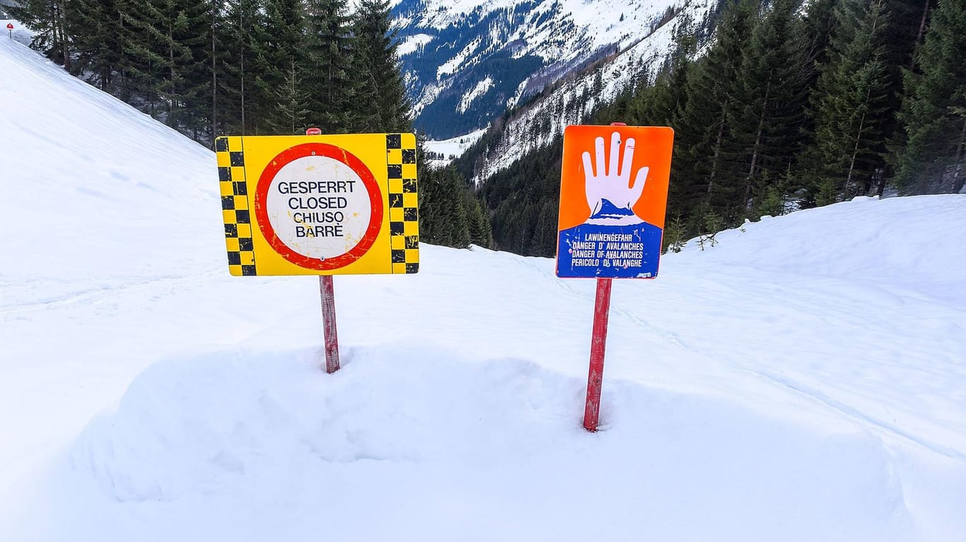 Schilder warnen vor Lawinengefahr in Tirol: Die Herkunft der Verunglückten war zunächst noch unklar.