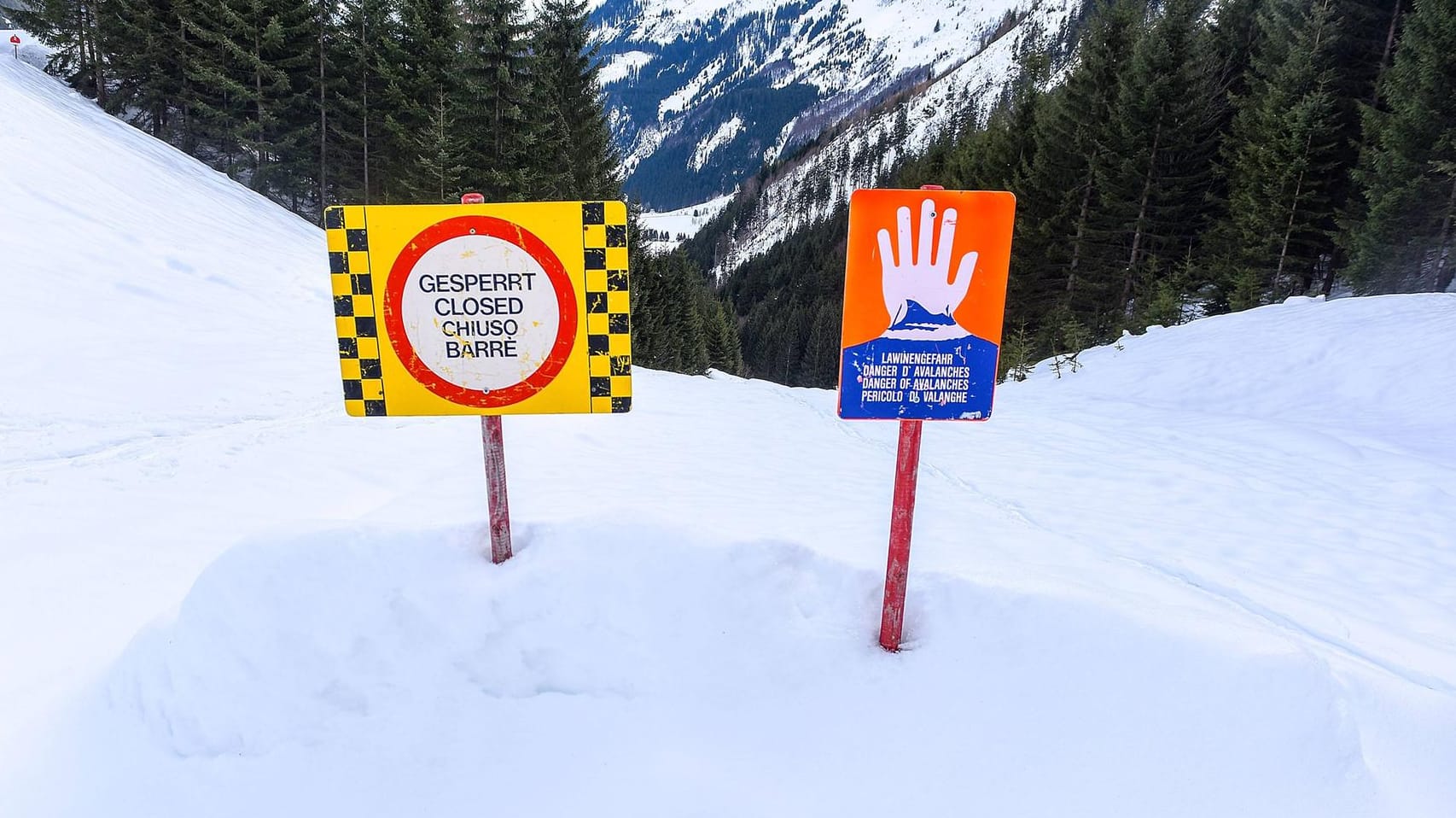 Schilder warnen vor Lawinengefahr in Tirol: Die Herkunft der Verunglückten war zunächst noch unklar. Schilder warnen vor Lawinengefahr in Tirol: Die Herkunft der Verunglückten war zunächst noch unklar.