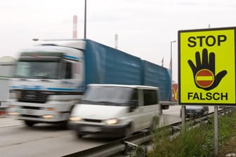 Ein Schild warnt vor der falschen Auffahrt an der Autobahn: Der Mann hatte auf seiner Fahrt ein Auto touchiert und war trotzdem weiter gefahren. (Symbolbild).