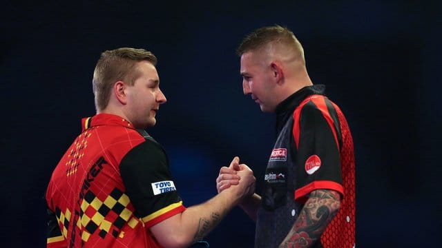 Nathan Aspinall (r) konnte sich gegen Dimitri Van den Bergh durchsetzen.