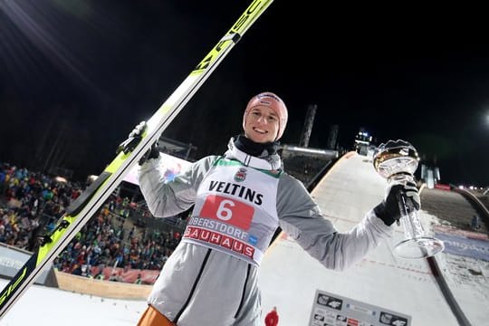 Karl Geiger jubelt mit dem silbernen Pokal für seinen zweiten Platz.