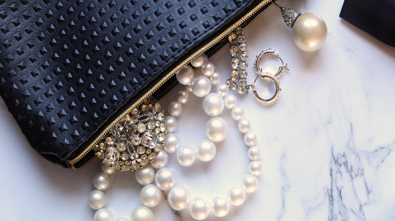 Eine Handtasche mit Perlen und Diamanten: Den Wert der Juwelen wollte die Polizei nicht mitteilen. (Symbolbild)