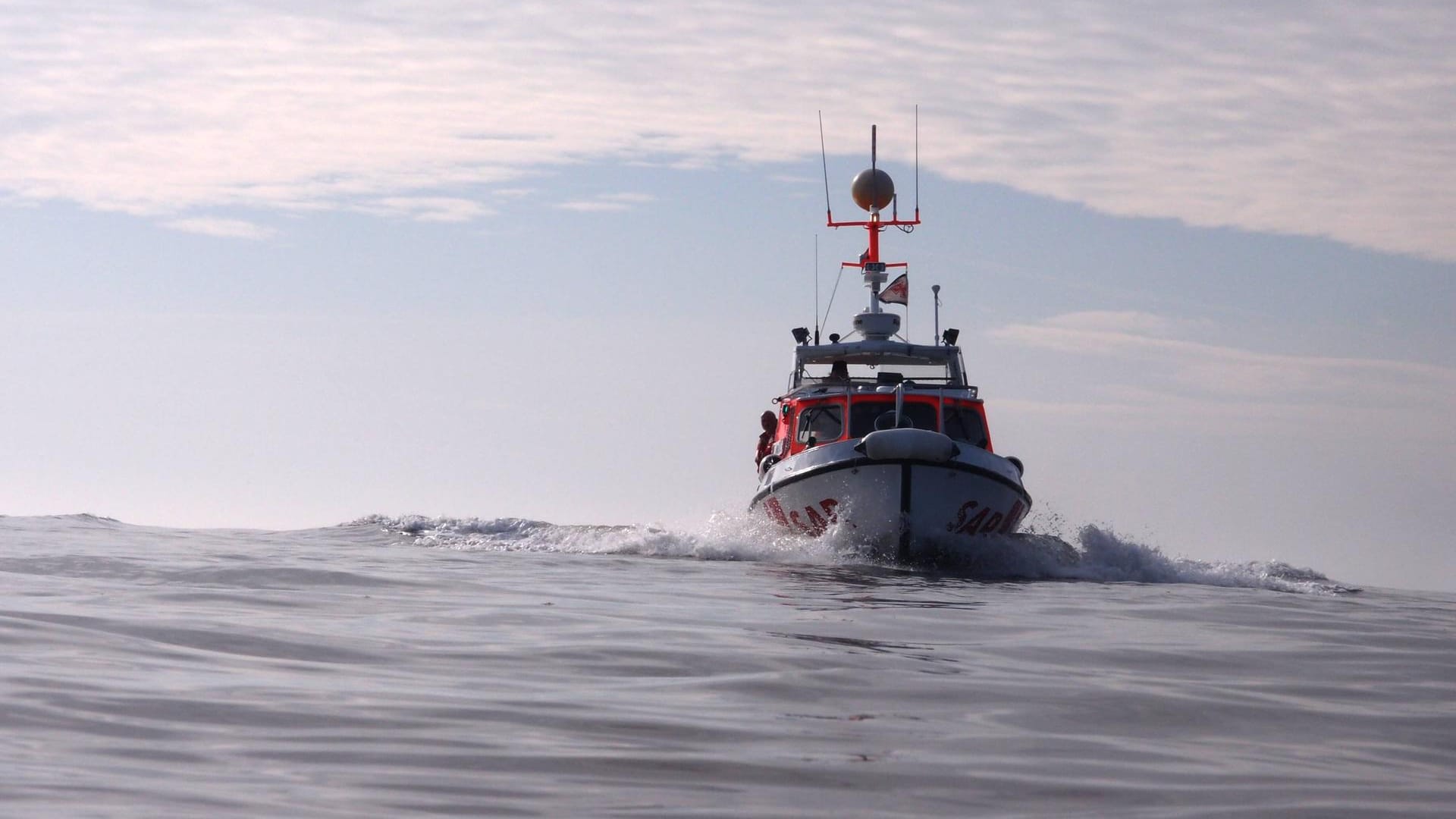 Ein Boot der Deutsche Gesellschaft zur Rettung Schiffsbrüchiger (DGzRS): Bei einem Erinnerungsfoto fiel den Seenotrettern die Frau im Wasser auf. (Symbolbild) Ein Boot der Deutsche Gesellschaft zur Rettung Schiffsbrüchiger (DGzRS): Bei einem Erinnerungsfoto fiel den Seenotrettern die Frau im Wasser auf. (Symbolbild)