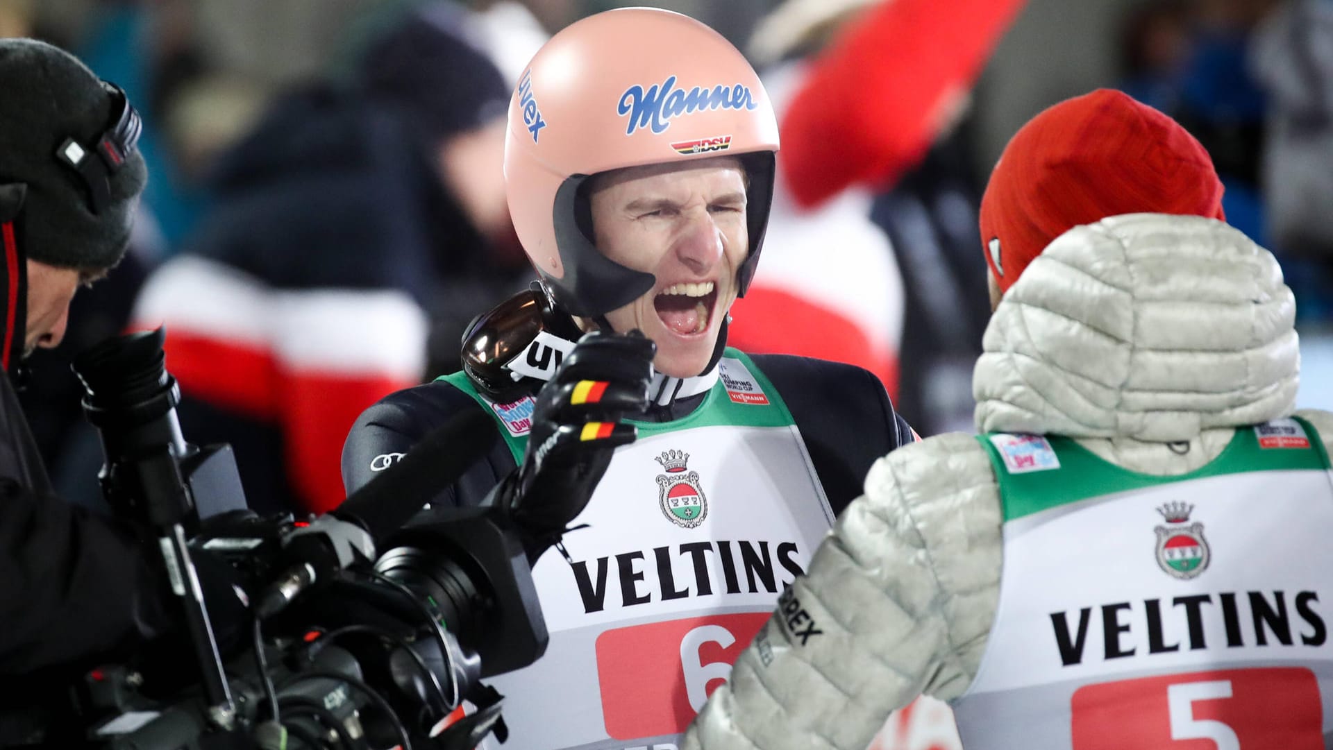 Pure Freude: Karl Geiger jubelt über seinen zweiten Platz beim Auftaktspringen der Vierschanzentournee in seiner Heimat Oberstdorf.