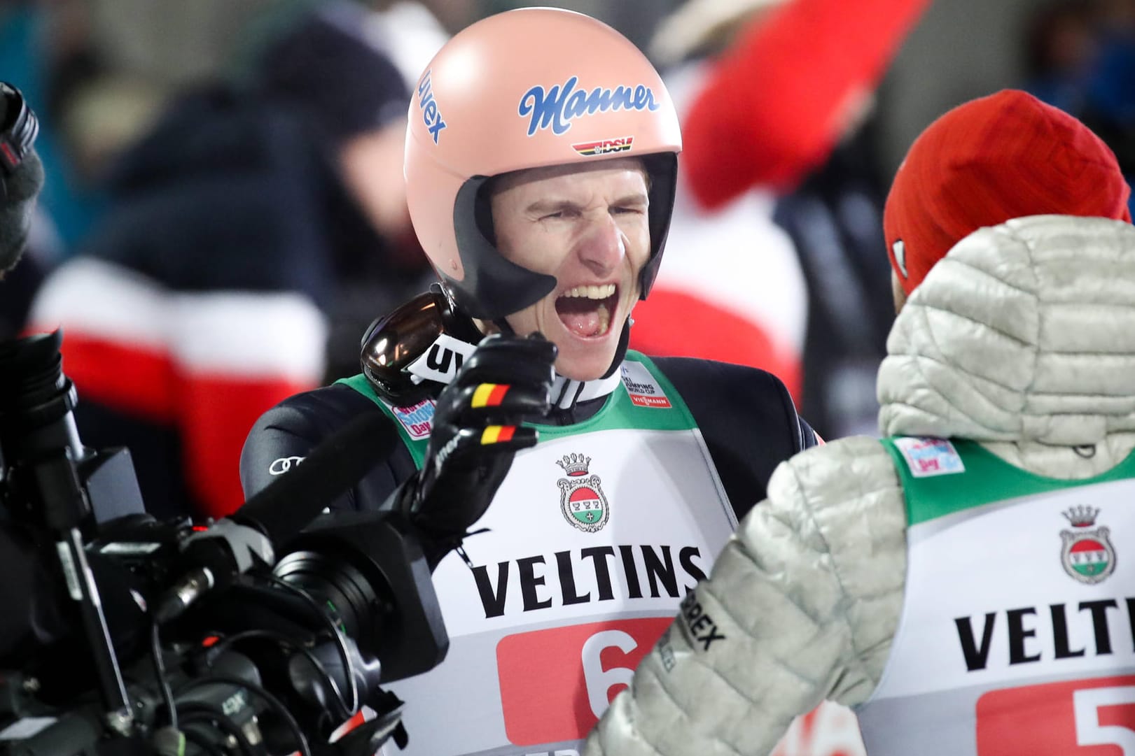 Pure Freude: Karl Geiger jubelt über seinen zweiten Platz beim Auftaktspringen der Vierschanzentournee in seiner Heimat Oberstdorf.