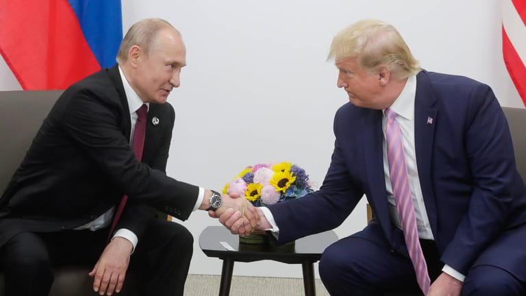 Vladimir Putin und Donald Trump bei einem Treffen im Juni: Das Verhältnis der beiden ist zwiegespalten.
