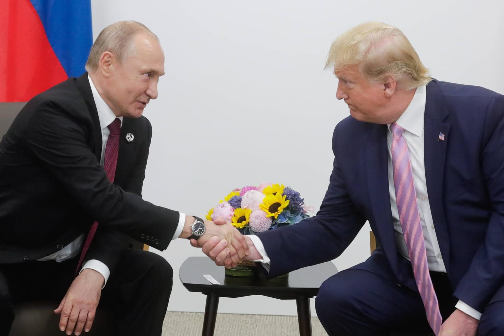 Vladimir Putin und Donald Trump bei einem Treffen im Juni: Das Verhältnis der beiden ist zwiegespalten.