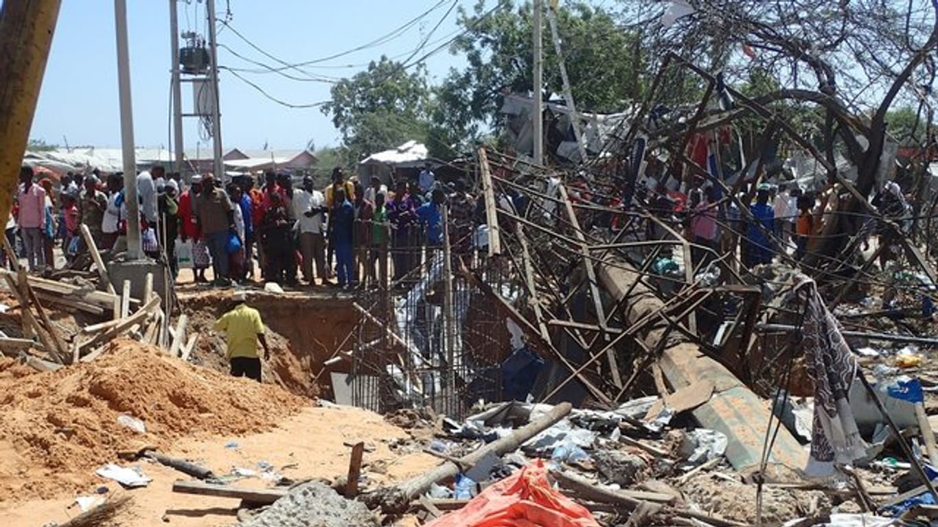 Bei einem Sprengstoffanschlag waren am Samstag in Mogadischu fast 100 Menschen getötet und mehr als 120 verletzt worden.