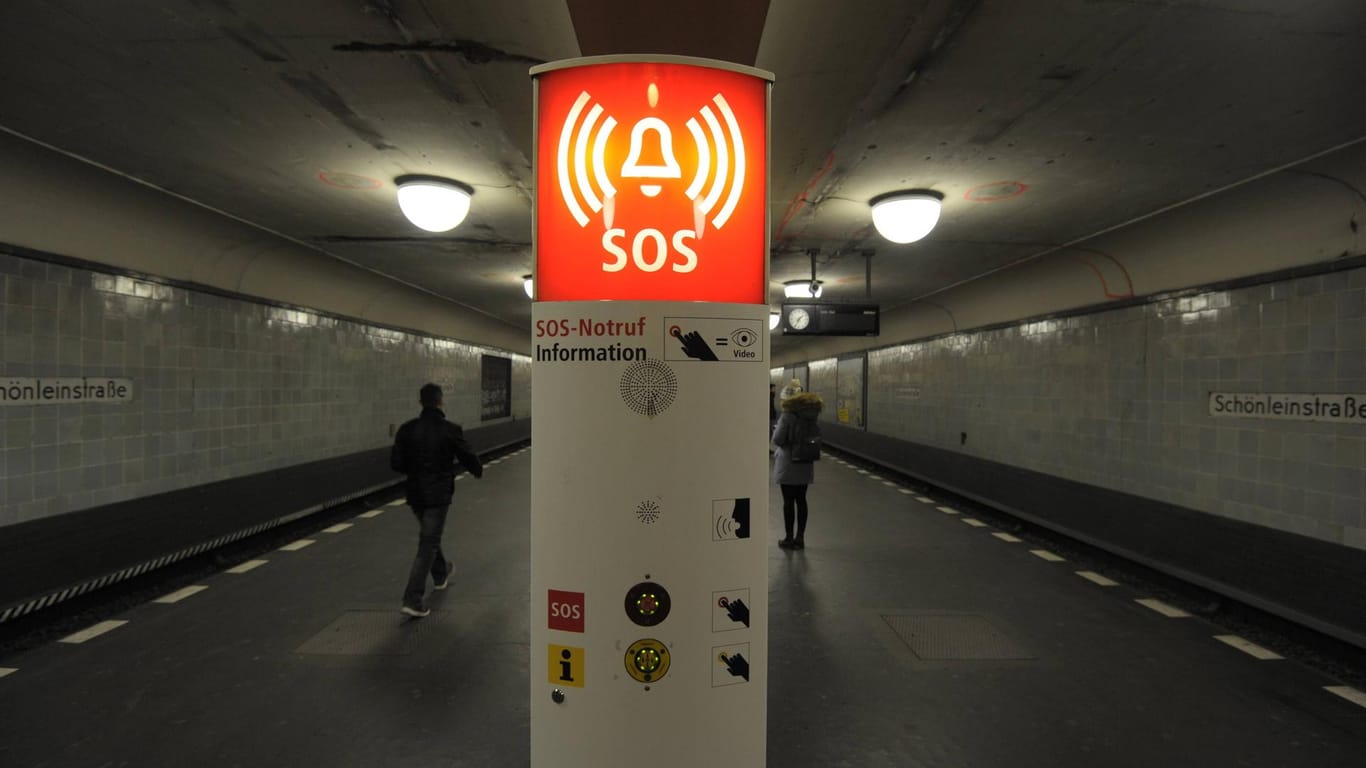 Notruf am Bahnsteig der Haltestelle Schönleinstraße: Der Staatschutz hat in dem Fall die Ermittlungen aufgenommen.