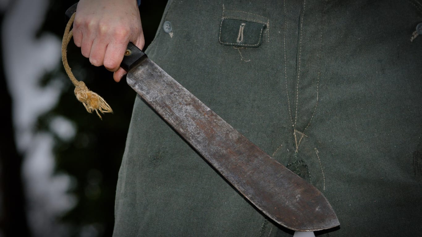 Ein überlanges Messer, genannt Machete: Der Täter beleidigte und bedrohte die Beamten während des Einsatzes. (Symbolbild)
