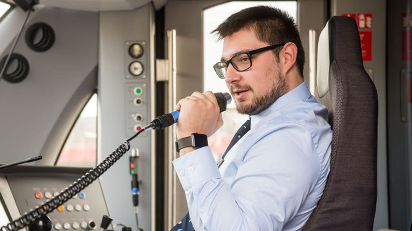 Zunächst mit Lehrfahrer, jetzt alleine: Niko Bandura ist als Quereinsteiger U-Bahn-Fahrer bei den Münchner Verkehrsbetrieben geworden.