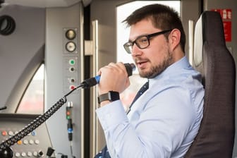 Zunächst mit Lehrfahrer, jetzt alleine: Niko Bandura ist als Quereinsteiger U-Bahn-Fahrer bei den Münchner Verkehrsbetrieben geworden.