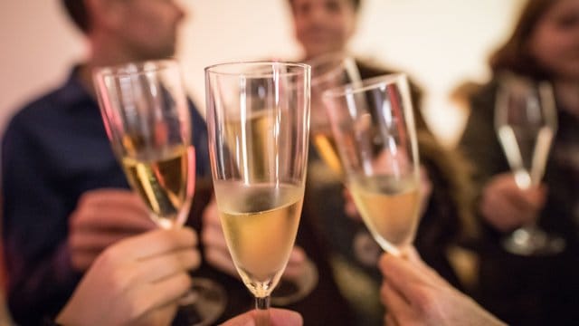 Party! Aber bitte nicht zu laut: Auch über den Jahreswechsel dürfen Feiern nicht aus dem Ruder laufen. Party! Aber bitte nicht zu laut: Auch über den Jahreswechsel dürfen Feiern nicht aus dem Ruder laufen.