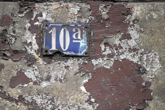 Abblätternder Putz in Duisburg: Teile des Ruhrgebiets gelten als extrem strukturschwach, mit hoher Arbeitslosigkeit und großem Nachholbedarf bei der Infrastruktur.
