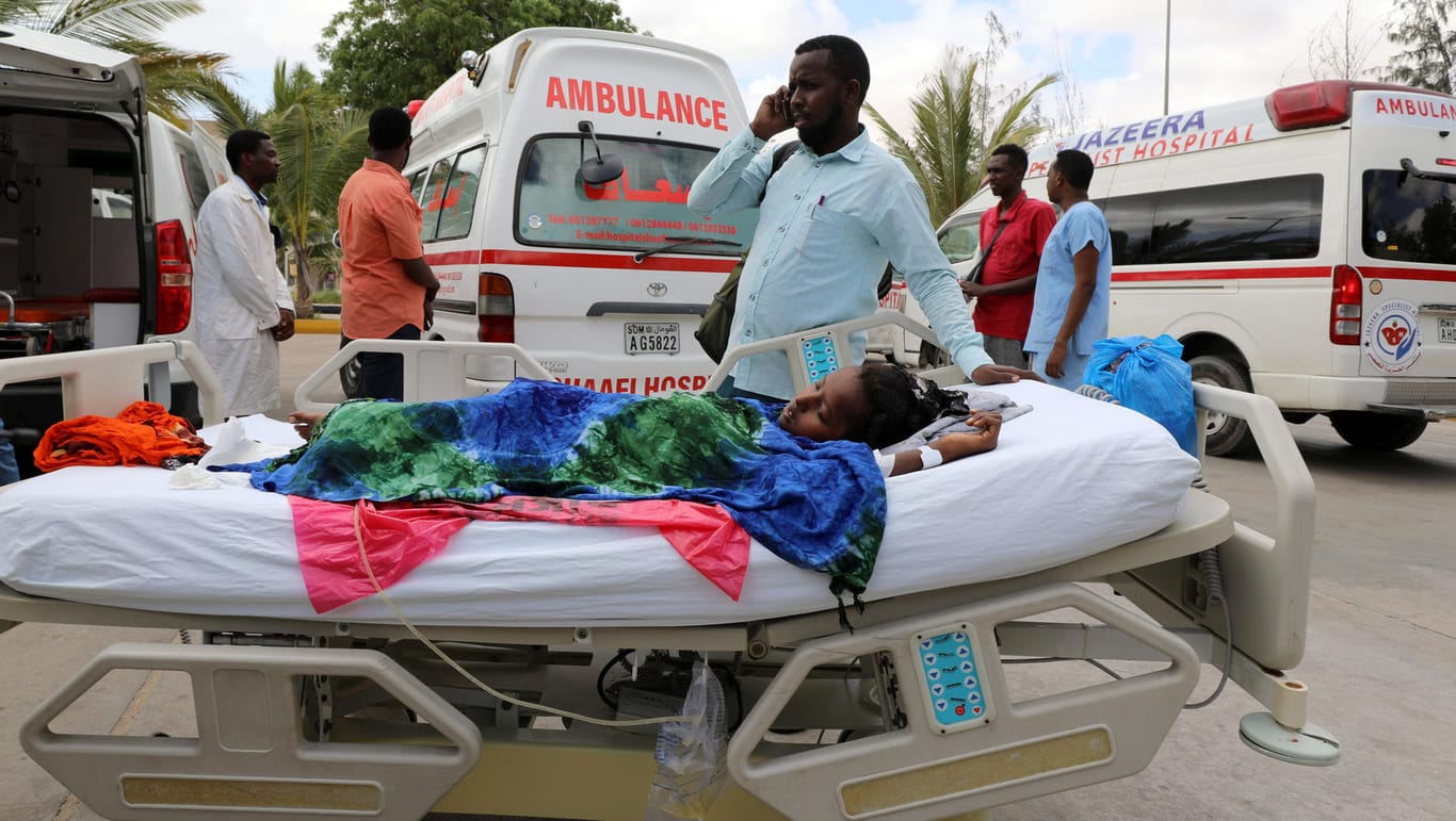 Ein verletztes Mädchen wird nach dem Anschlag in Mogadischu versorgt: Die Shebab-Miliz soll für den Angriff in der somalischen Hauptstadt verantwortlich sein.