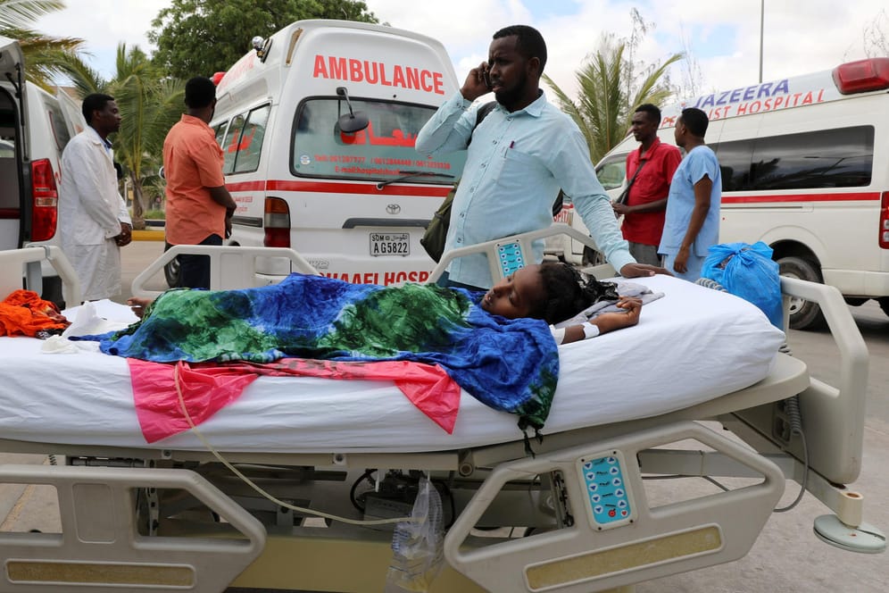 Ein verletztes Mädchen wird nach dem Anschlag in Mogadischu versorgt: Die Shebab-Miliz soll für den Angriff in der somalischen Hauptstadt verantwortlich sein.