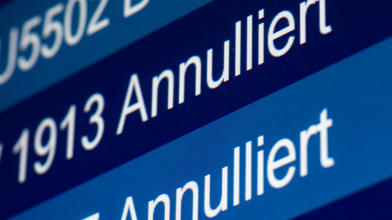 "Annulliert" steht auf einer Anzeige im Flughafen: Die Gewerkschaft Ufo hat die Mitarbeiter von Germanwings zum Streik aufgerufen. Germanwings fliegt im Flugbetrieb der Eurowings.