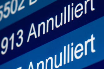 "Annulliert" steht auf einer Anzeige im Flughafen: Die Gewerkschaft Ufo hat die Mitarbeiter von Germanwings zum Streik aufgerufen. Germanwings fliegt im Flugbetrieb der Eurowings.