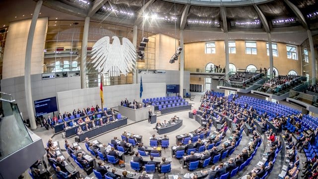 Politische Parteien finanzieren sich in Deutschland vor allem durch Mitgliedsbeiträge, Geld vom Staat und Spenden. Politische Parteien finanzieren sich in Deutschland vor allem durch Mitgliedsbeiträge, Geld vom Staat und Spenden.