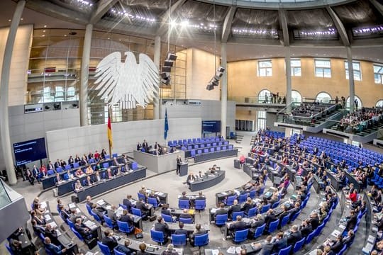 Politische Parteien finanzieren sich in Deutschland vor allem durch Mitgliedsbeiträge, Geld vom Staat und Spenden.