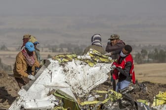 Rettungskräfte arbeiten an der Absturzstelle des Fluges 302 der Ethiopian Airlines vom Typ Boeing 737 Max 8 in der Nähe von Bishoftu, südlich von Addis Abeba.
