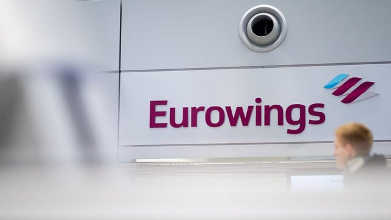 Ein Check-In-Schalter von Eurowings: An den drei Streiktagen sollen insgesamt voraussichtlich 180 Flüge ausfallen.