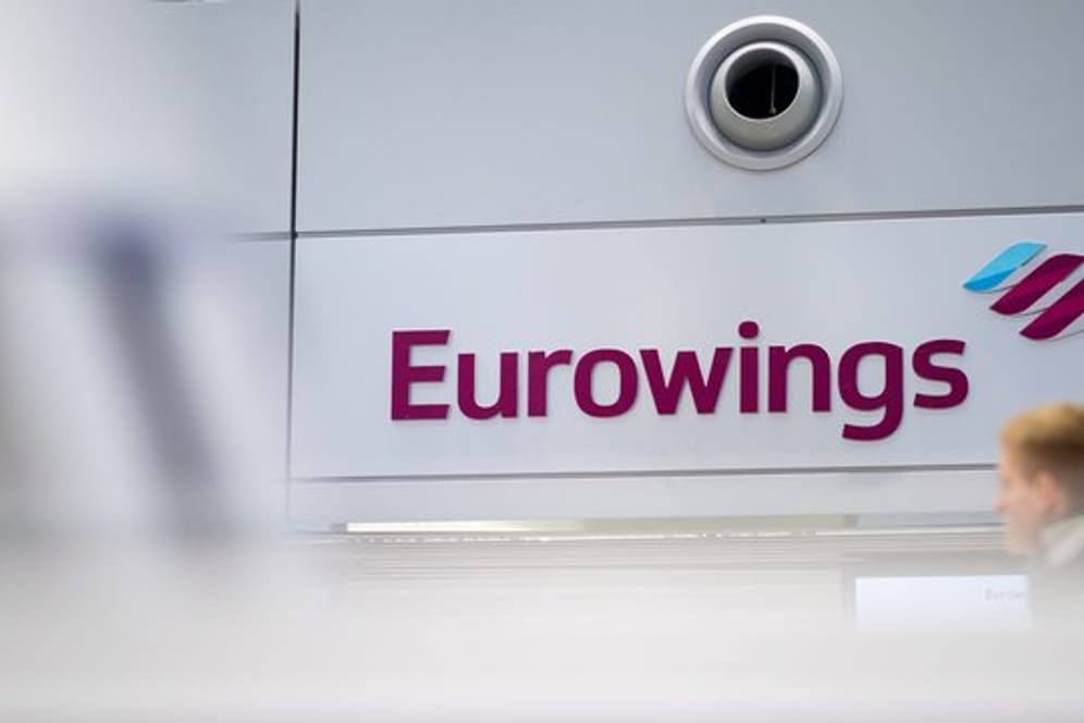 Ein Check-In-Schalter von Eurowings: An den drei Streiktagen sollen insgesamt voraussichtlich 180 Flüge ausfallen.