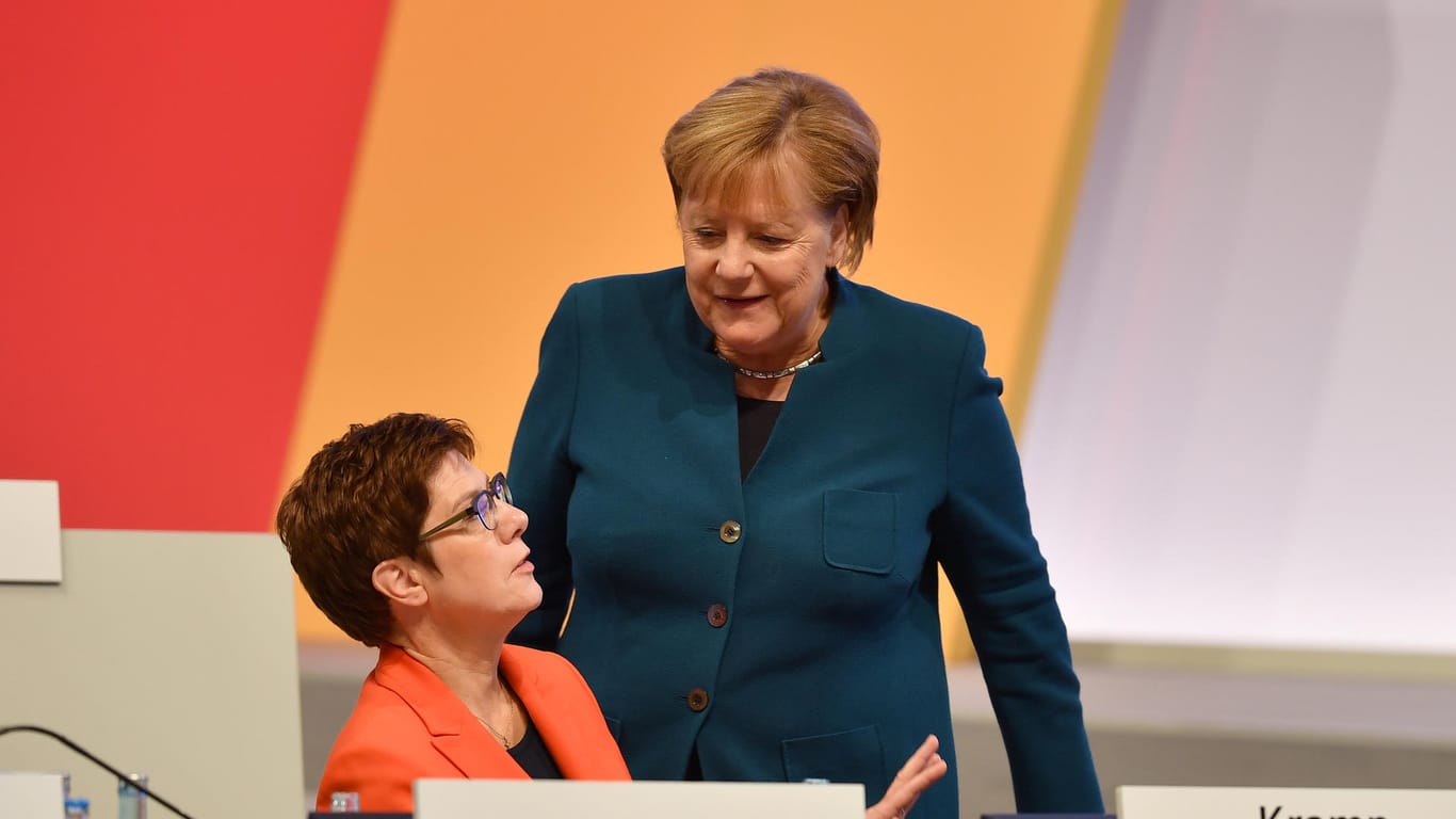 Angela Merkel und Annegret Kramp-Karrenbauer: Wer die Nachfolge der Kanzlerin antritt? Eine Durchschnittskanzlerin oder ein Durchschnittskanzler mit hoher Aufmerksamkeitsspanne wäre schon genug.