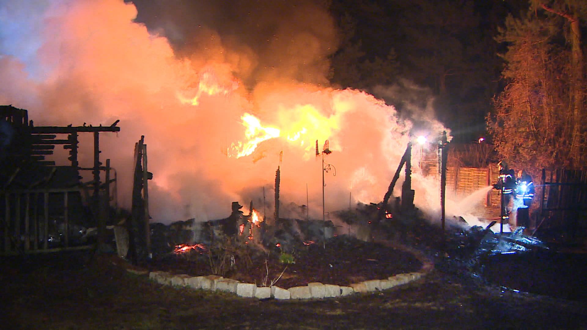 Feuerwehrleute löschen die brennenden Überresten des Hauses: Die große Hitze erschwert die Suche in den Trümmern. Feuerwehrleute löschen die brennenden Überresten des Hauses: Die große Hitze erschwert die Suche in den Trümmern.