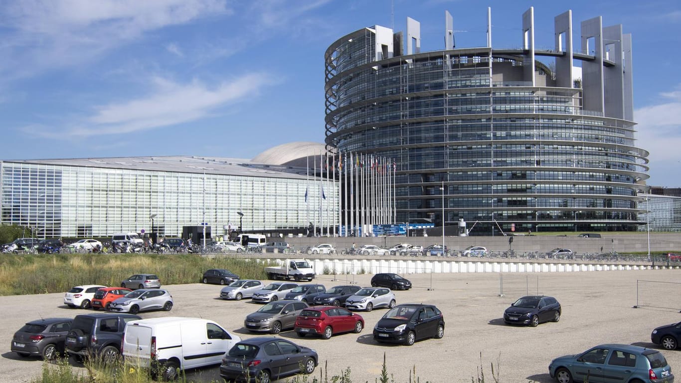 Parkende Autos vor dem EU-Parlamentsgebäude in Straßburg: Für die Novembersitzung fragten nur 25 von 751 Abgeordneten den Shuttle-Service an. (Symbolfoto)