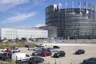 Parkende Autos vor dem EU-Parlamentsgebäude in Straßburg: Für die Novembersitzung fragten nur 25 von 751 Abgeordneten den Shuttle-Service an. (Symbolfoto)