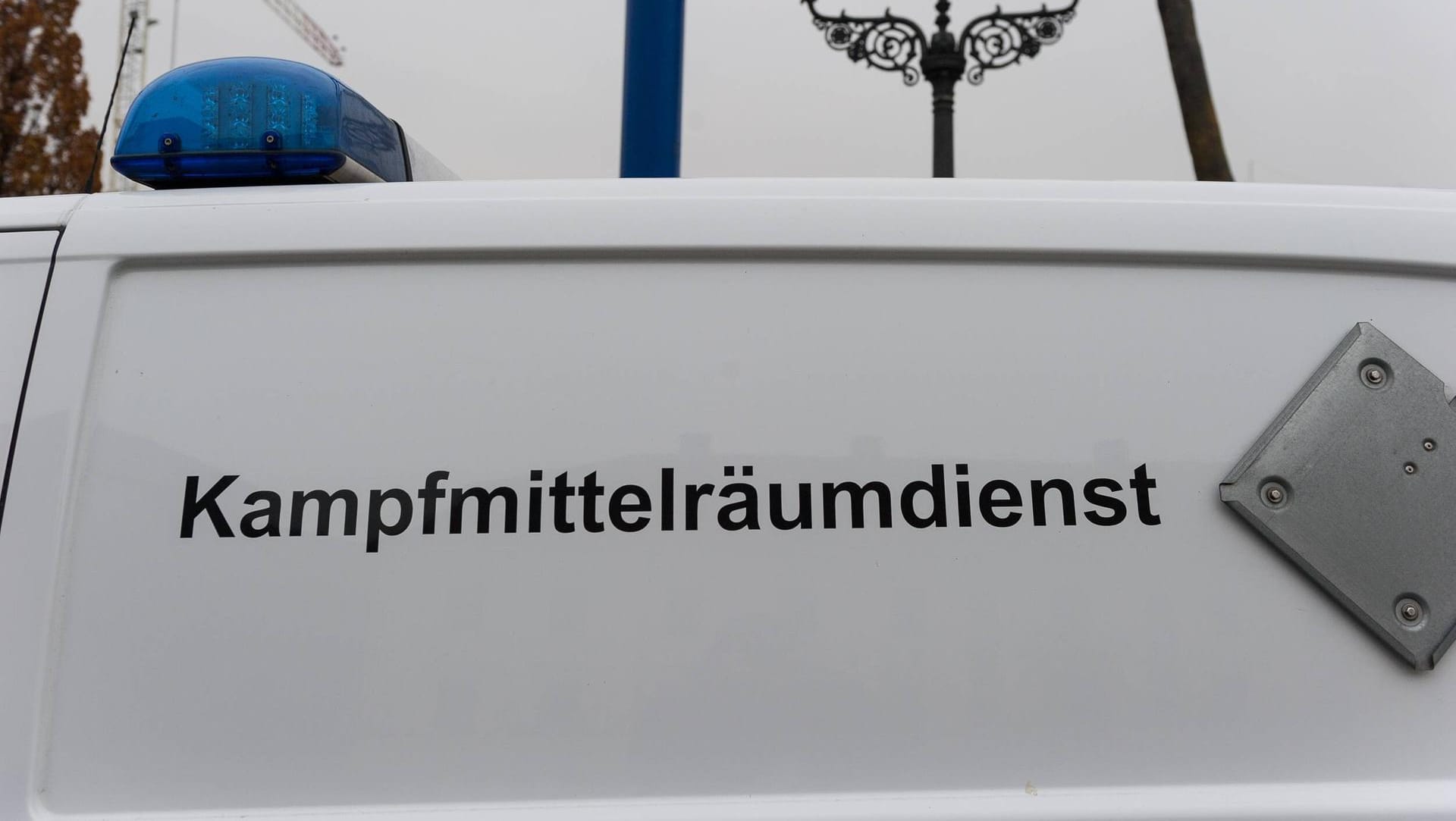 Einsatzfahrzeug des Kampfmittelräumdienstes (Symbolbild): In Wuppertal ist ein Sprengsatz mit Glassplittern gefunden worden. Einsatzfahrzeug des Kampfmittelräumdienstes (Symbolbild): In Wuppertal ist ein Sprengsatz mit Glassplittern gefunden worden.