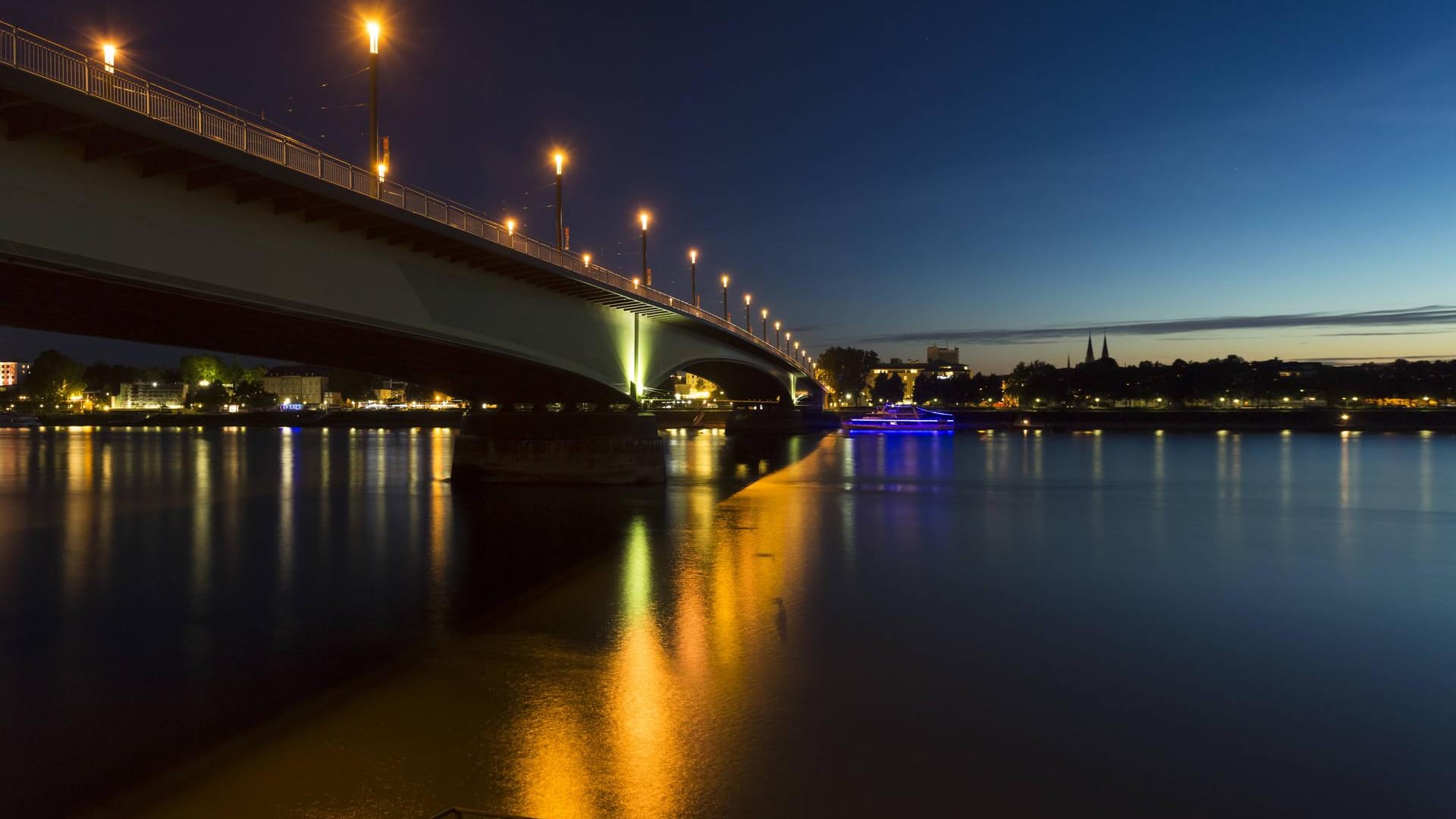 Die beleuchtete Kennedybrücke am Abend: In der Silvesternacht wird diese teilweise gesperrt. Die beleuchtete Kennedybrücke am Abend: In der Silvesternacht wird diese teilweise gesperrt.