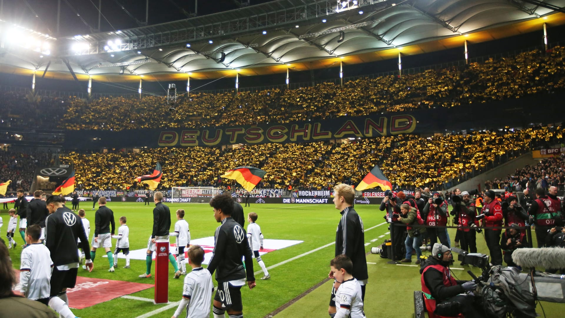 Die Fans der Nationalmannschaft im Frankfurter Stadion: Stehplätze sollen mehr Zuschauer in die Arenen locken. Die Fans der Nationalmannschaft im Frankfurter Stadion: Stehplätze sollen mehr Zuschauer in die Arenen locken.