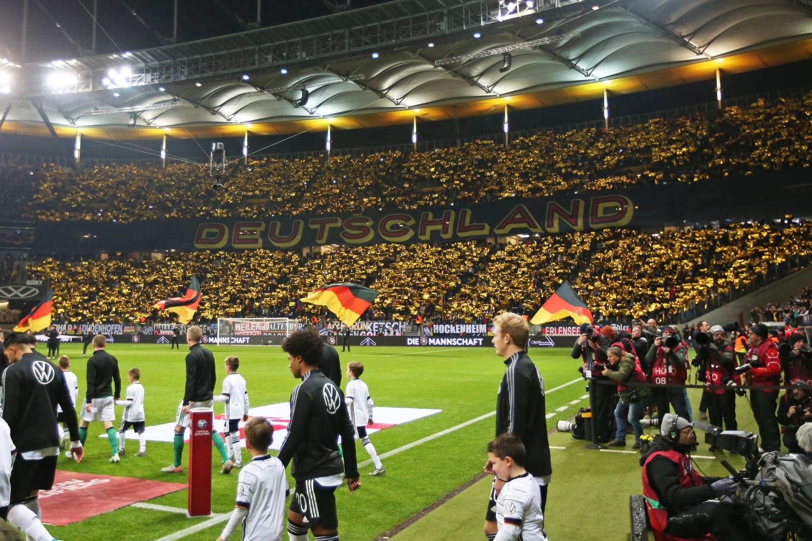 Die Fans der Nationalmannschaft im Frankfurter Stadion: Stehplätze sollen mehr Zuschauer in die Arenen locken.