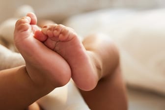 Babyfüße: Für das Jahr 2019 hat ein Hobbynamensforscher 177.570 Geburtsmeldungen aus ganz Deutschland erfasst und ausgewertet.