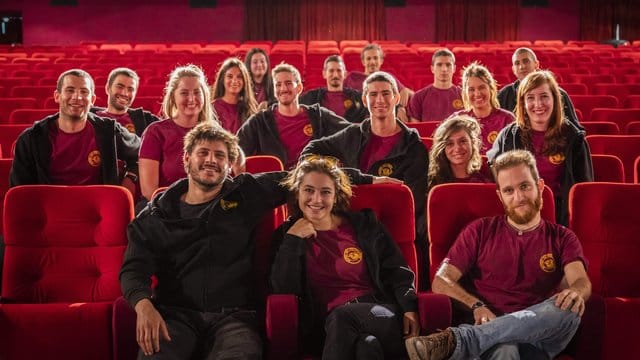 Die Gruppe "I ragazzi del Cinema America" (etwa: Die Jungen und Mädchen vom Kino America) im geschlossenen "Cinema Troisi". Die Gruppe "I ragazzi del Cinema America" (etwa: Die Jungen und Mädchen vom Kino America) im geschlossenen "Cinema Troisi".