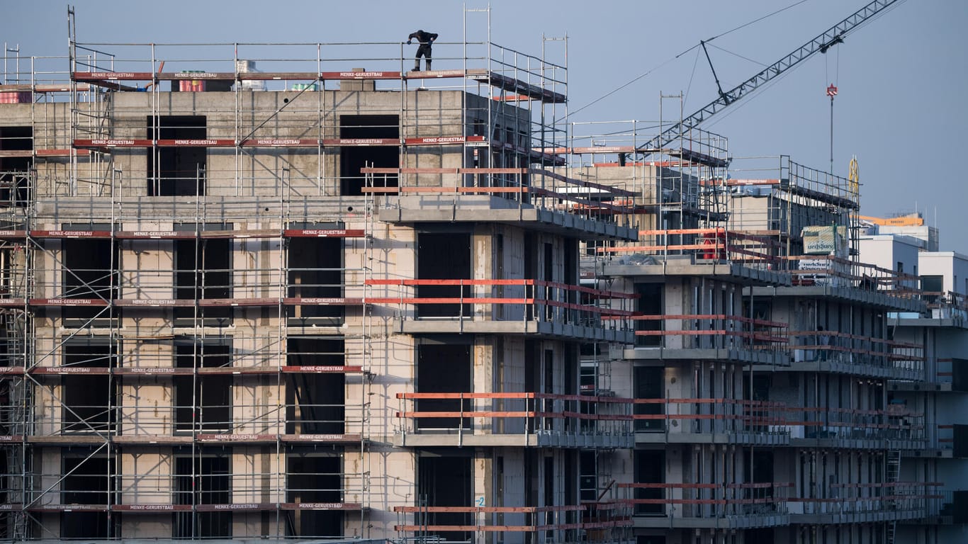 Baugerüst an einem Neubau: Vor allem in großen Städten schossen die Preise für Immobilien zuletzt nach oben.