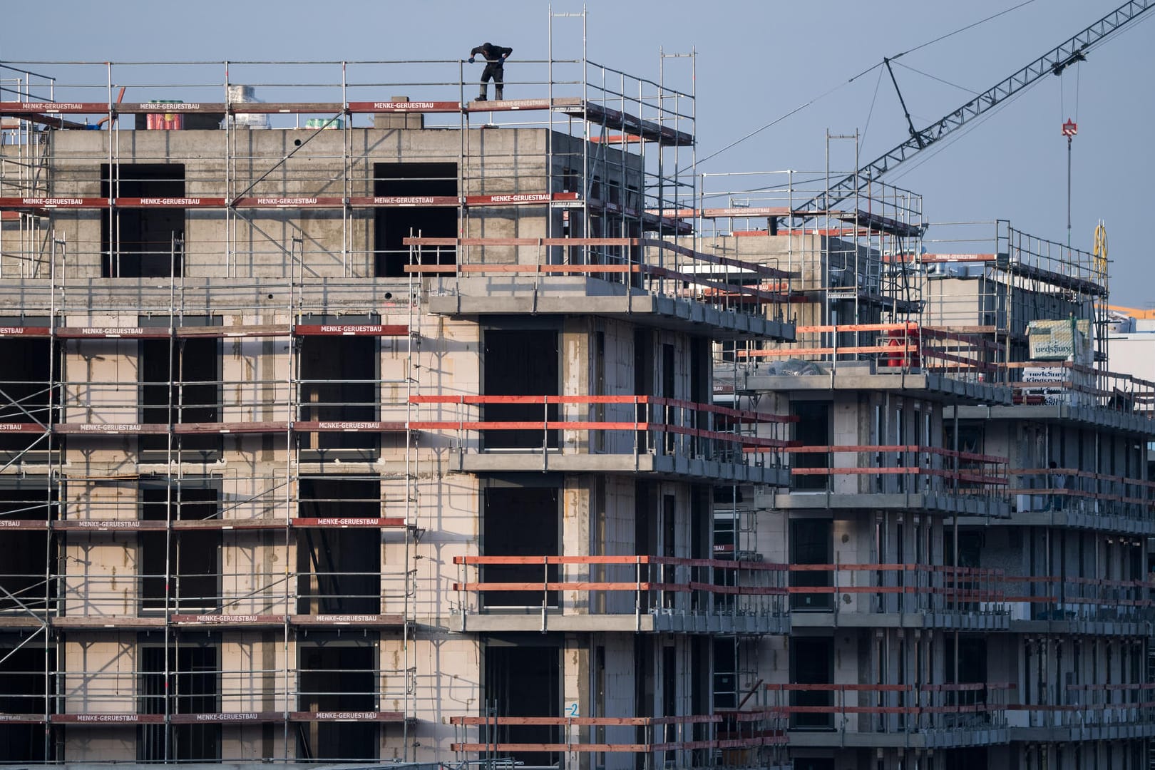 Baugerüst an einem Neubau: Vor allem in großen Städten schossen die Preise für Immobilien zuletzt nach oben.