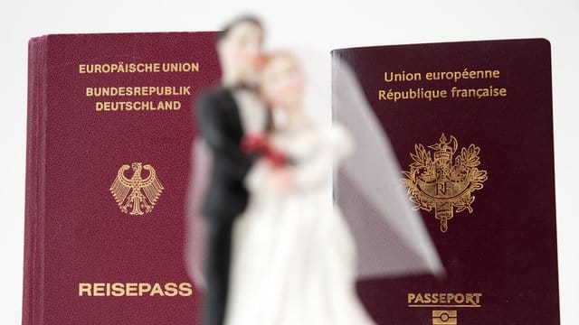 Im Alltag mag es kaum zu merken sein - aber bei der Hochzeit spielt es eine Rolle, wenn Paare unterschiedliche Staatsangehörigkeiten haben. Im Alltag mag es kaum zu merken sein - aber bei der Hochzeit spielt es eine Rolle, wenn Paare unterschiedliche Staatsangehörigkeiten haben.