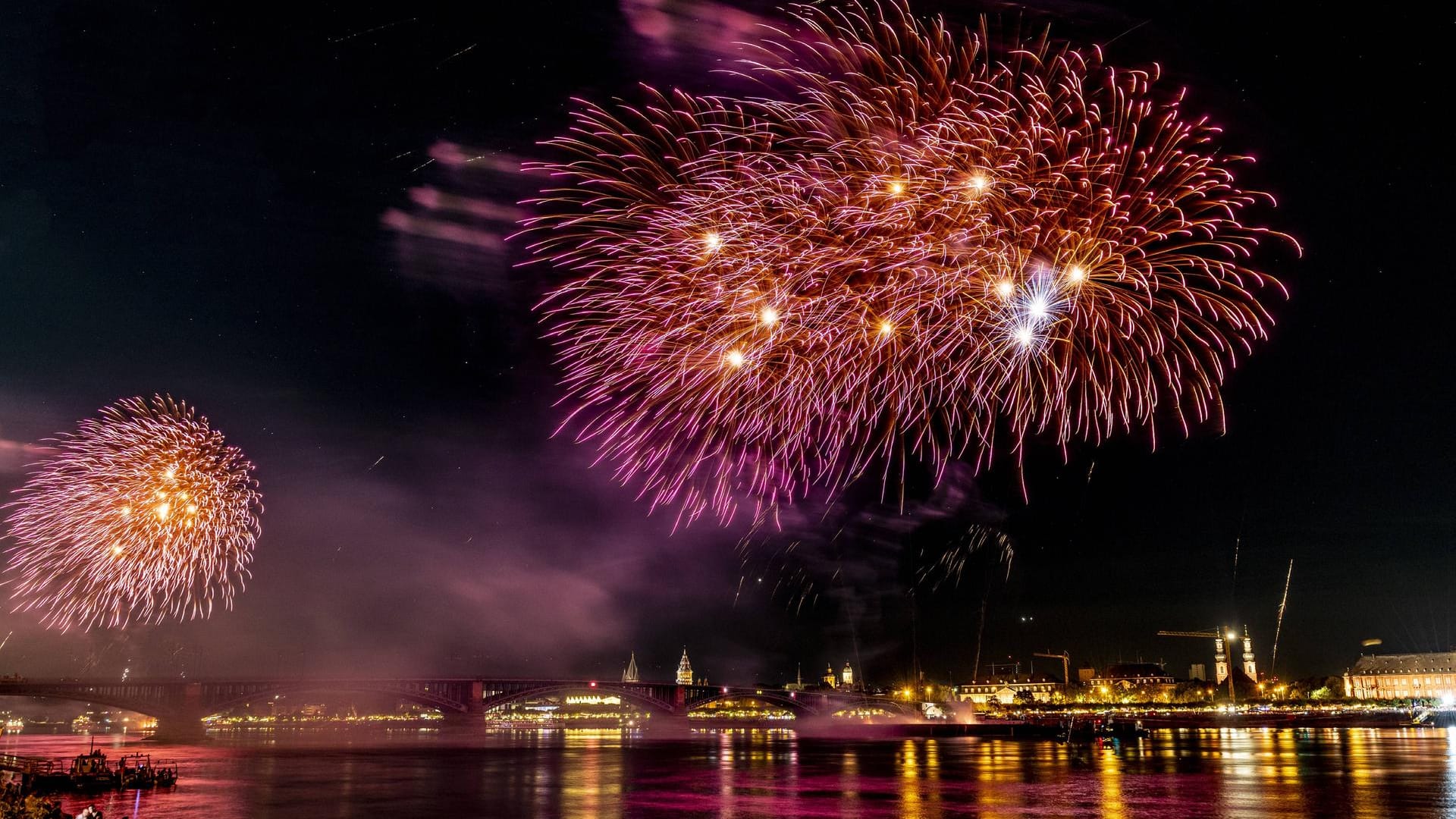 Feuerwerk über Mainz: Allerdings ist nicht überall im Stadtgebiet das Zünden von Raketen und Böllern erlaubt. Feuerwerk über Mainz: Allerdings ist nicht überall im Stadtgebiet das Zünden von Raketen und Böllern erlaubt.