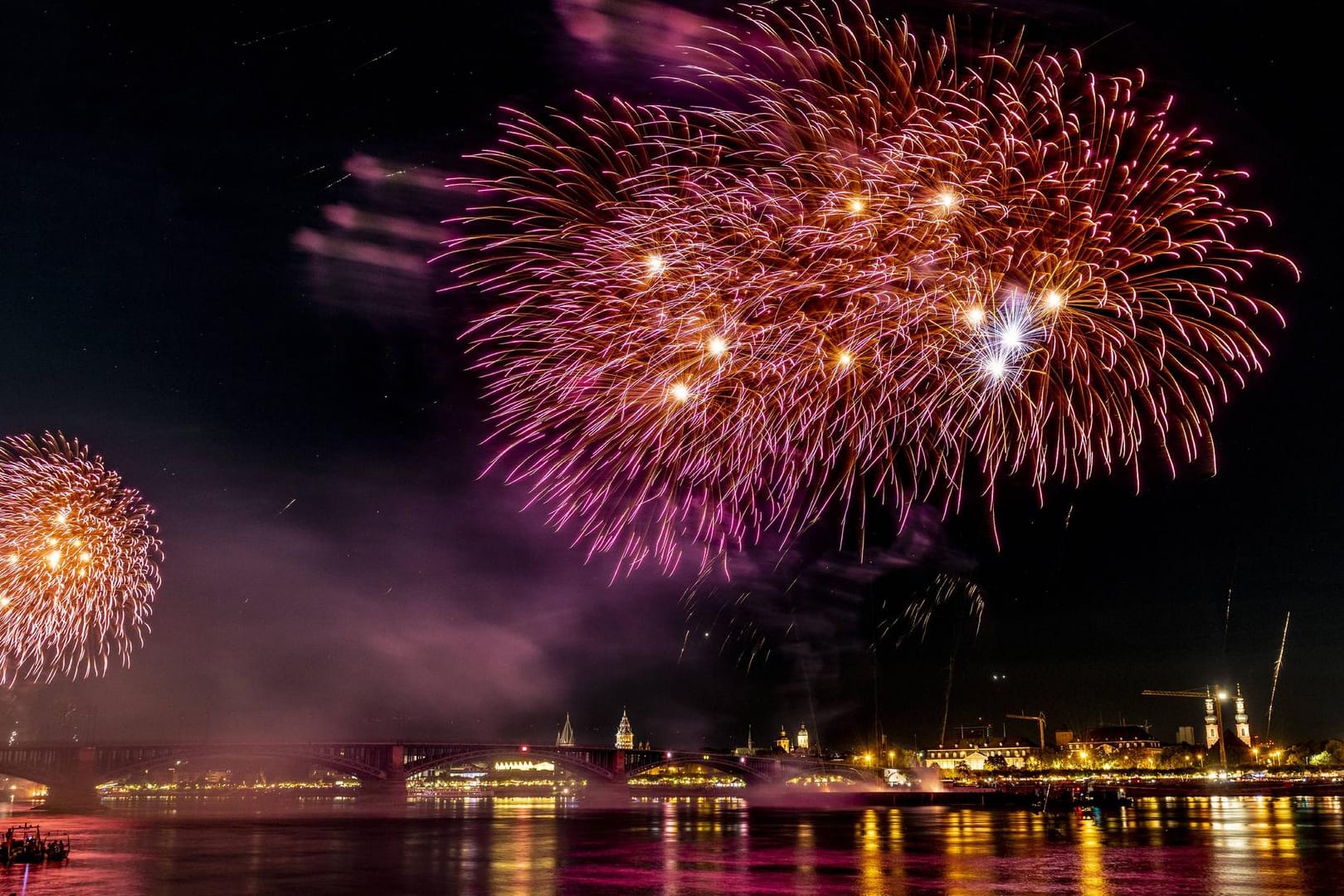 Feuerwerk über Mainz: Allerdings ist nicht überall im Stadtgebiet das Zünden von Raketen und Böllern erlaubt.