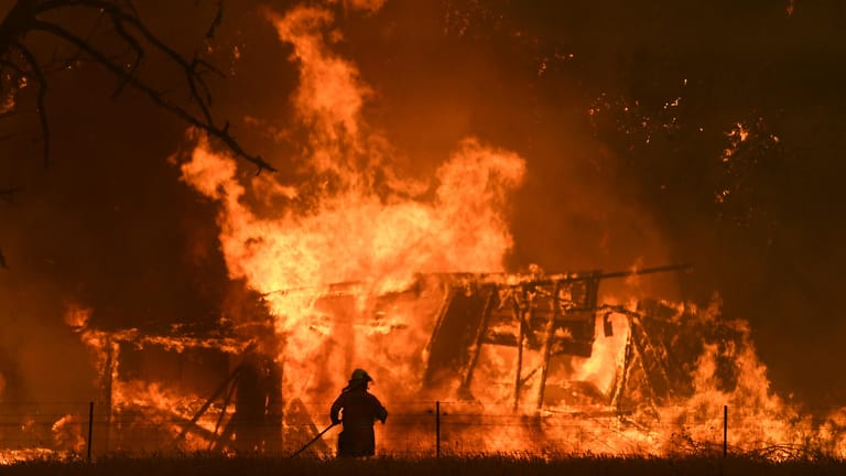 Ein Feuerwehrmann vor einem brennenden Haus in New South Wales, Australien: Die Flammen schlagen bis zu 20 Meter hoch.