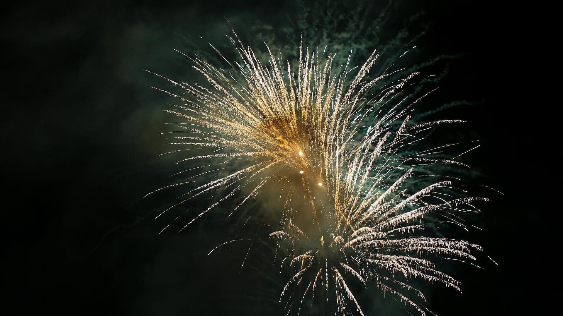 Feuerwerk am Himmel (Symbolbild): An Silvester setzt Dortmund auf ein Großaufgebot von Einsatzkräften.