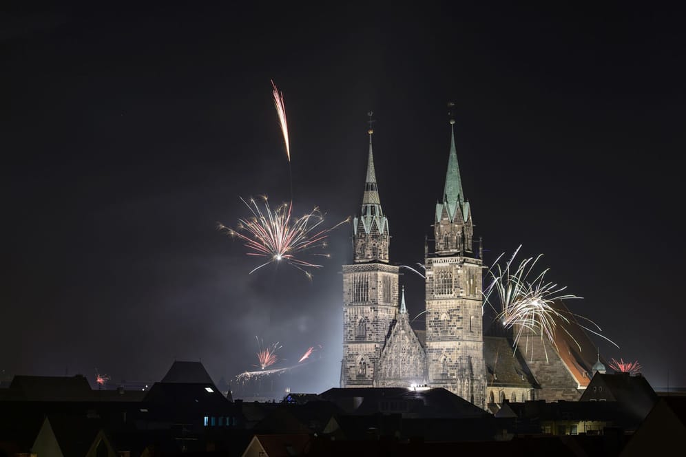 Die Lorenzkirche in Nürnberg mit Feuerwerk: Zum Jahreswechsel ist dort privates Feuerwerk verboten.