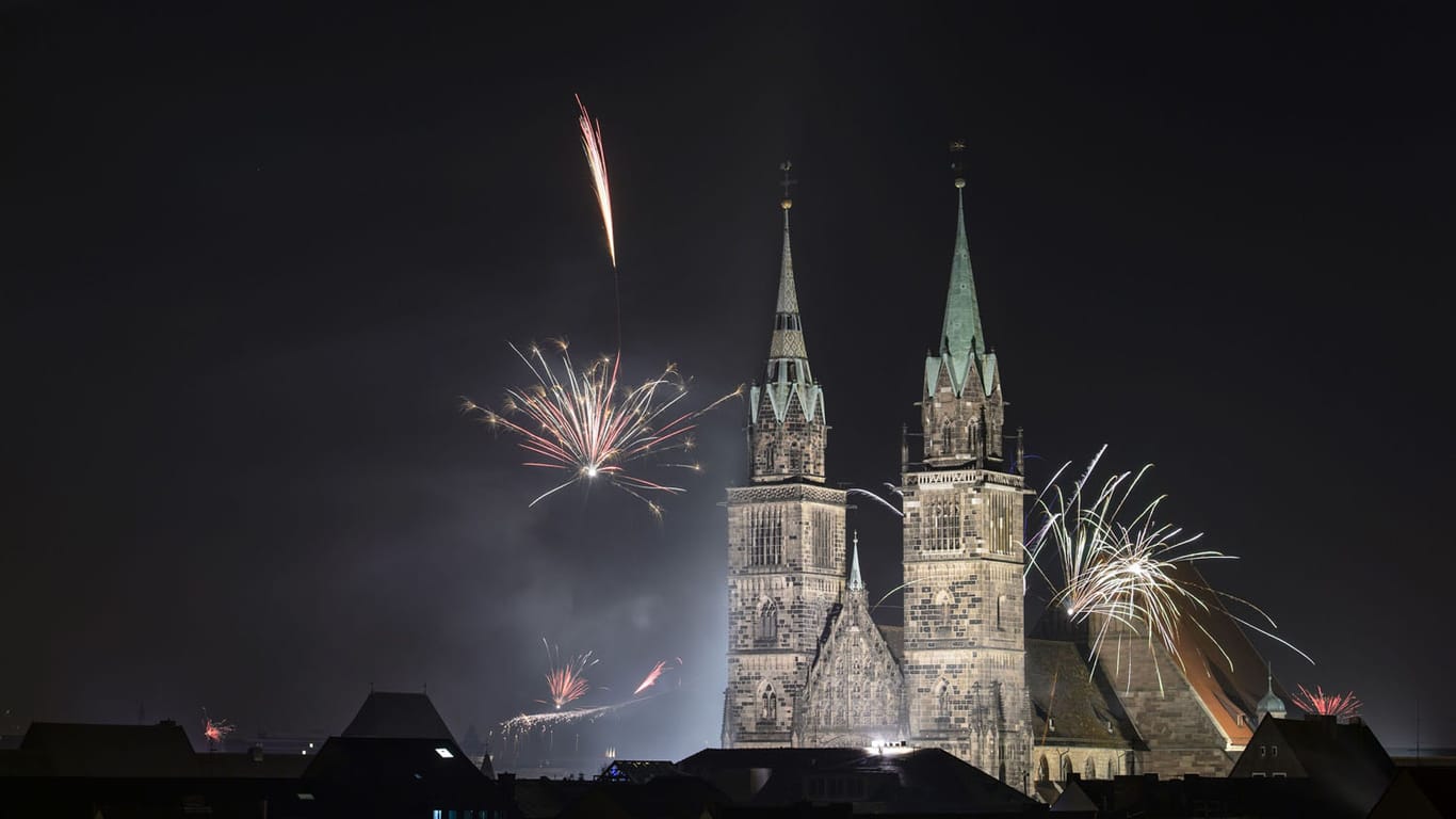Die Lorenzkirche in Nürnberg mit Feuerwerk: Zum Jahreswechsel ist dort privates Feuerwerk verboten.